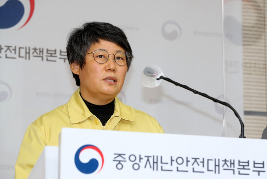 박향 중앙사고수습본부 방역총괄반장이 19일 코로나19 중앙재난안전대책본부 정례브리핑에서 발표하고 있다. 보건복지부.